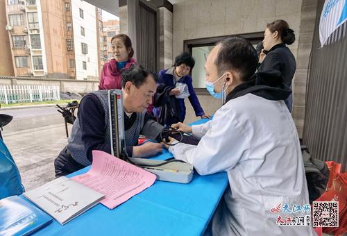 潯陽區(qū)甘棠街道 社區(qū)物業(yè)手牽手 便民服務(wù)心連心 —— 健康咨詢暖人心！